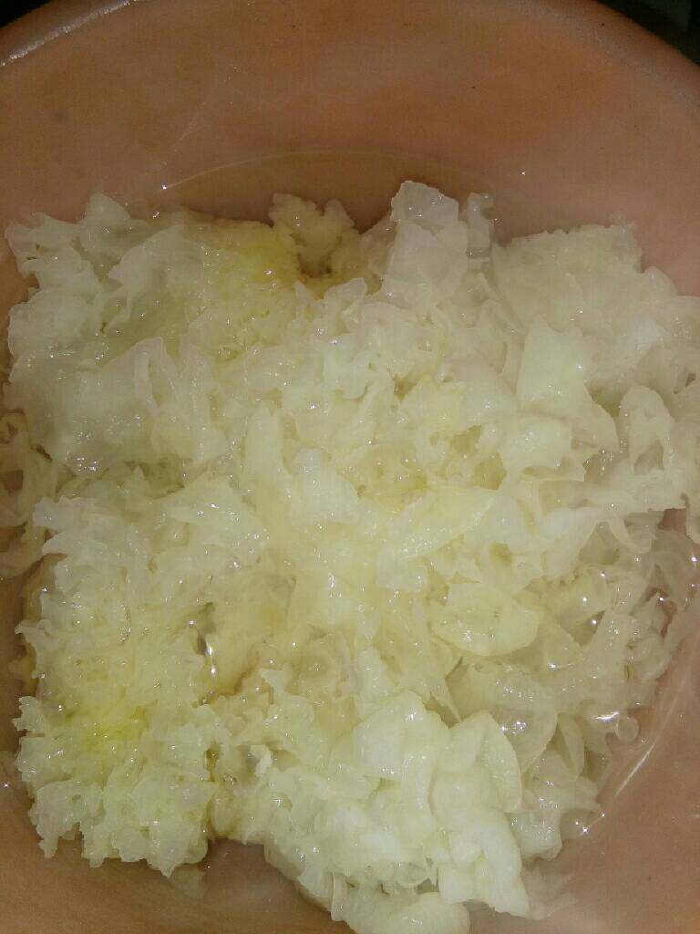 油泼银耳,先将银耳用凉水泡开