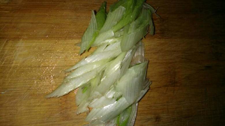 油泼银耳,（如图）<a style='color:red;display:inline-block;' href='/shicai/ 3250'>葱</a>切好