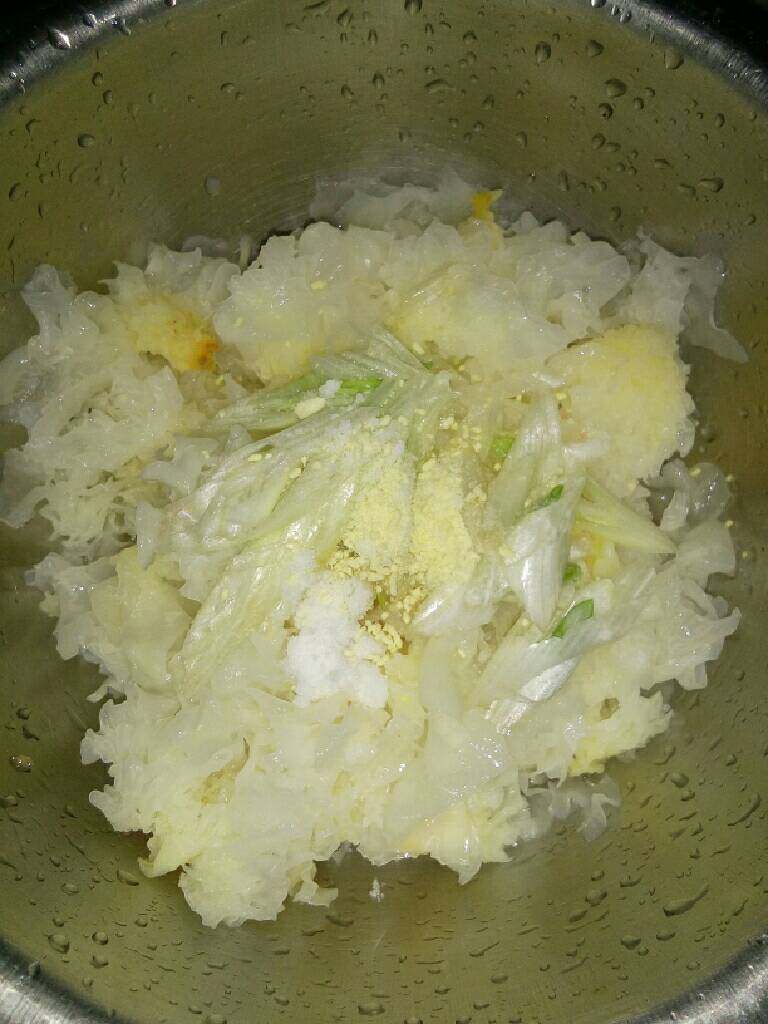 油泼银耳,将油盐所有材料备好，先撒好在银耳上面（如图）