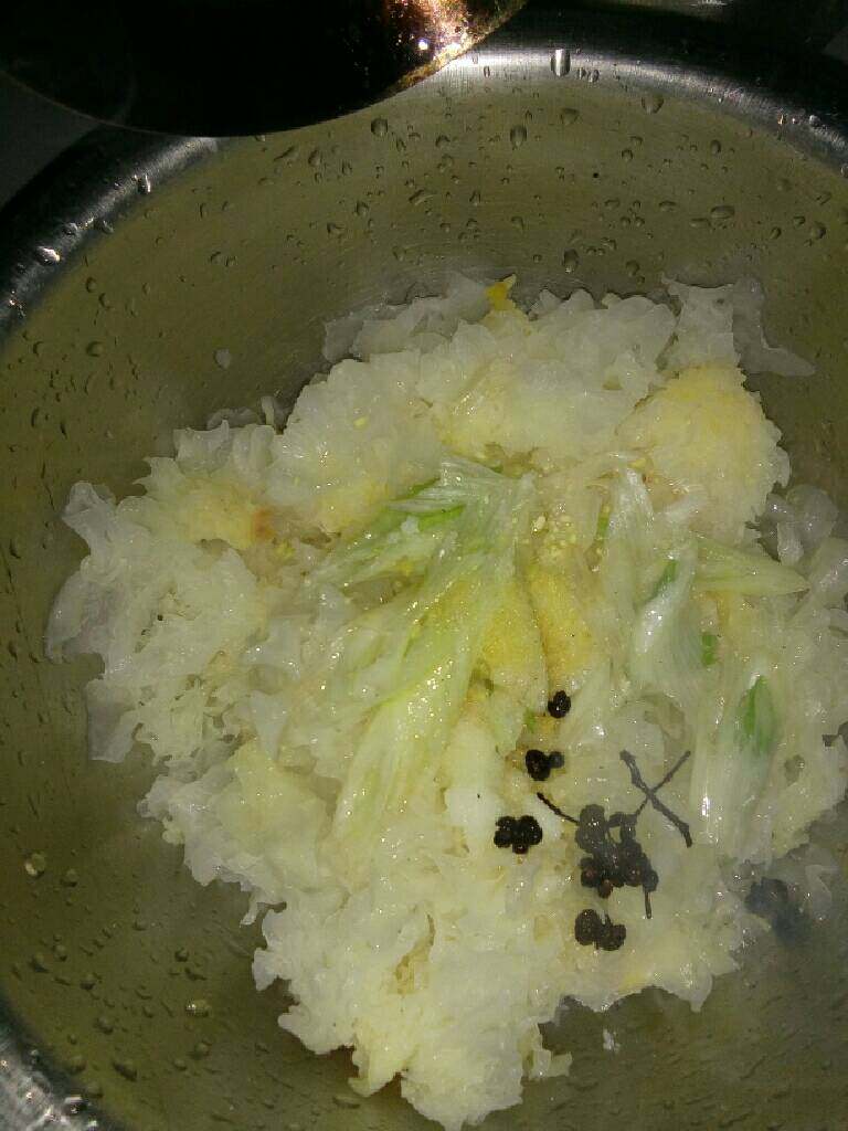 油泼银耳,将油加热放入花椒爆香，在倒入到准备好的材料中，然后拌一下就行了！ok！