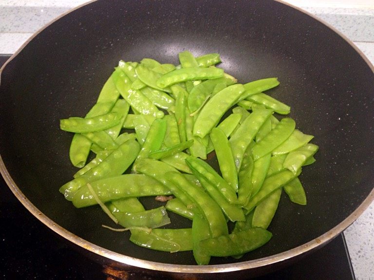 兰豆炒牛肉,爆香姜丝,倒入荷兰豆翻炒至九成熟,放一点盐调味。