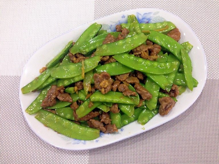 兰豆炒牛肉,在牛肉还有一点点粉红色的时候就起锅,装盘。