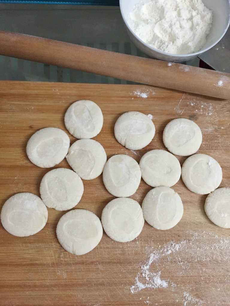 酸菜肉水饺,醒好的面做成小面团压扁,