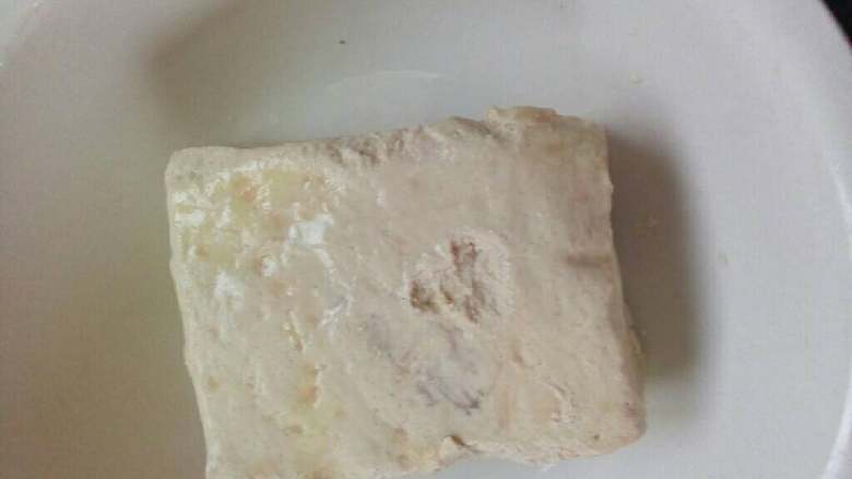 炒臭豆腐,把臭豆腐青椒洗干净，辣椒切成小丁备用…