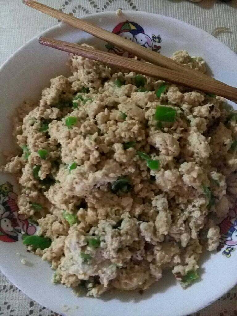 炒臭豆腐,把锅里放油放入少许<a style='color:red;display:inline-block;' href='/shicai/ 9613'>辣椒面</a>把臭豆腐放入捣碎放入青椒丁盐鸡精翻炒一会即可出锅