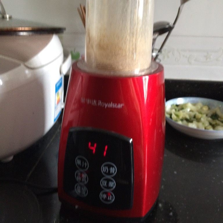 猪肉松,然后用料理机将肉打碎，打碎前我将肉放微波炉转了3分钟，脱水更易打碎