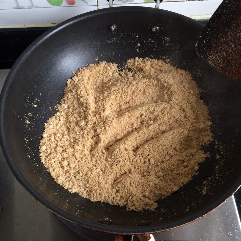 猪肉松,最后一步脱水，热锅上少许油，油开后转至最小的火，加入搅拌后的肉，不停的扒拉，即可，10到30分钟，至肉不再冒气，松散，我用了18分钟，我用的不粘炒锅，可以防止肉松粘锅，此过程放糖，