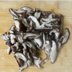 香菇蚝油小油菜,<a style='color:red;display:inline-block;' href='/shicai/ 230'>香菇</a>洗净切片，蒜去皮洗净切片，葱切片，备用.