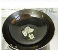 香菇蚝油小油菜,热锅凉油，油热，放入葱花蒜爆香加入香菇翻炒片刻，加入刚刚烫好的油菜，加入味达美，<a style='color:red;display:inline-block;' href='/shicai/ 692'>酱油</a>，翻炒片刻加入盐适量，少许<a style='color:red;display:inline-block;' href='/shicai/ 756'>鸡精</a>，翻炒均匀.