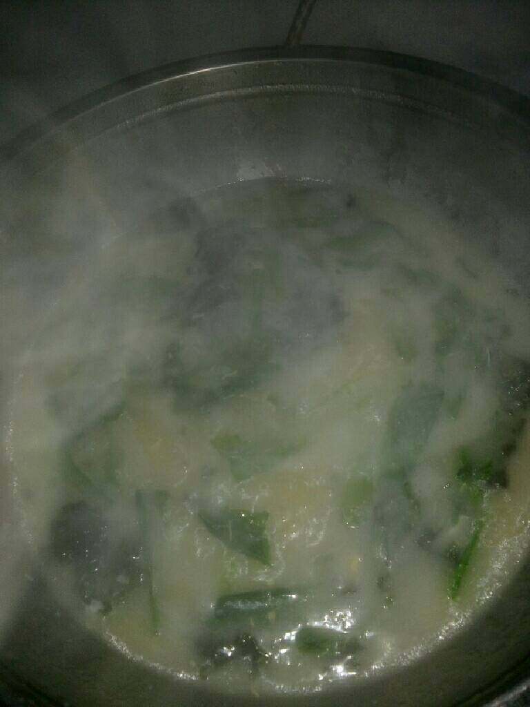 清淡油麦汤,在打入鸡蛋调成鸡蛋穗，放入<a style='color:red;display:inline-block;' href='/shicai/ 273'>紫菜</a>。在将调好的油盐<a style='color:red;display:inline-block;' href='/shicai/ 756'>鸡精</a>倒入锅中，焖两分钟……