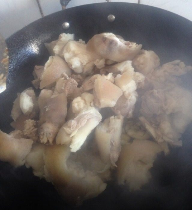 豆腐乳炖猪脚,如图倒入烫过水的猪脚翻炒出水份,尽量炒久一点,中火炒