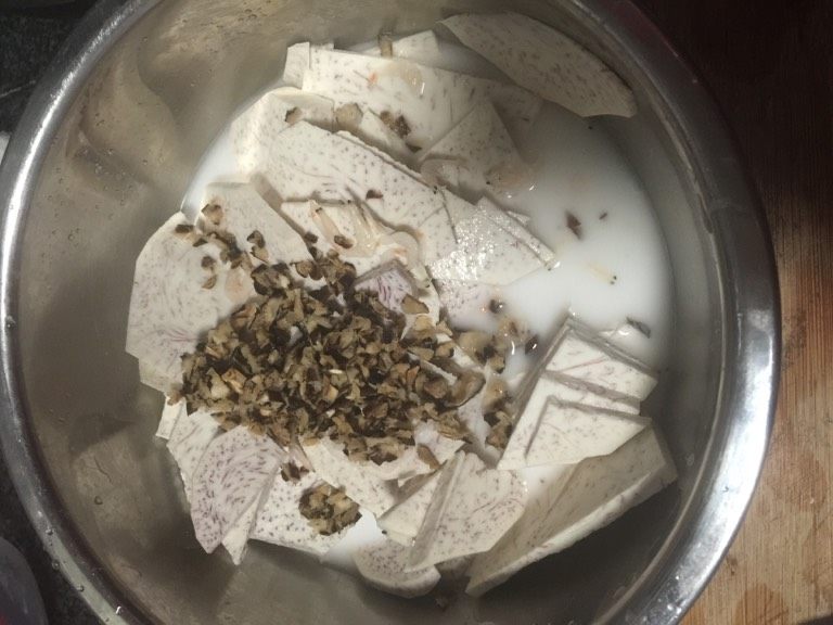 菇香芋头糕,如图加香菇末，用高压锅压十分钟。