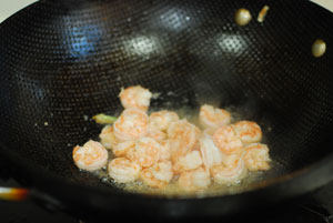 虾仁菠萝饭,热锅坐油，放葱姜爆香后入<a style='color:red;display:inline-block;' href='/shicai/ 287'>虾仁</a>快速炒熟，沥油备用；