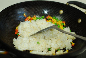 虾仁菠萝饭,再放入<a style='color:red;display:inline-block;' href='/shicai/ 507'>米饭</a>，加少许咖喱粉一起炒匀；