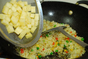 虾仁菠萝饭,放入浸泡过盐水的菠萝炒拌；