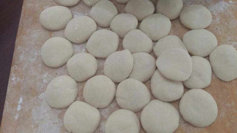 韭菜猪肉水饺,和好面，干成小圆饼