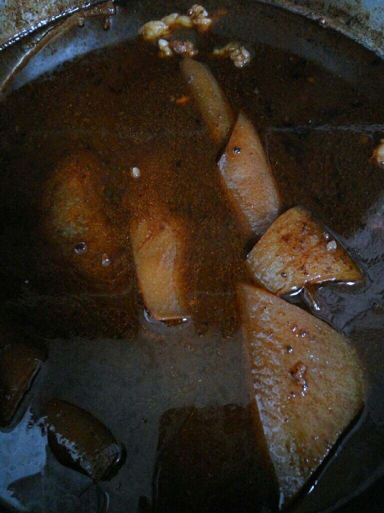 卤猪皮,开火煮至猪皮熟透,筷子能轻易穿透的程度就可以了