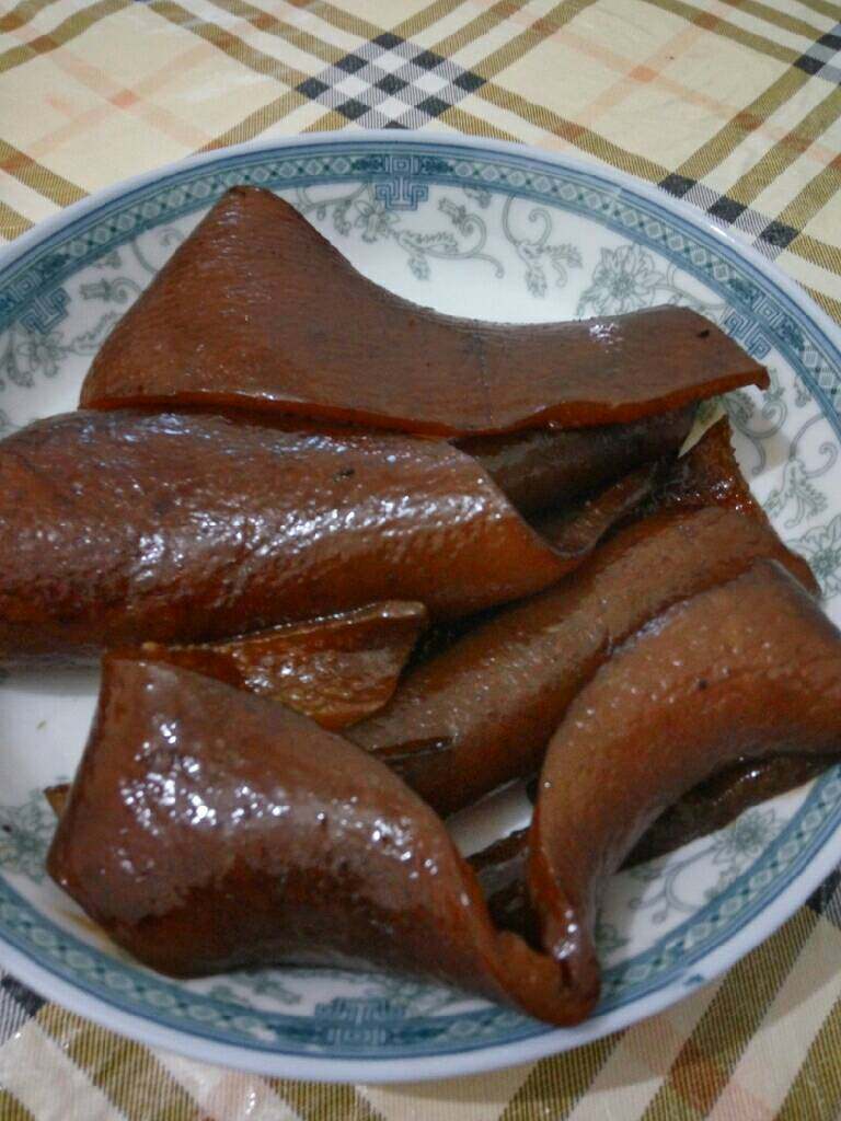 卤猪皮,然后装盘就可以了(因为离吃饭还早,所以还没切,不要笑啦)