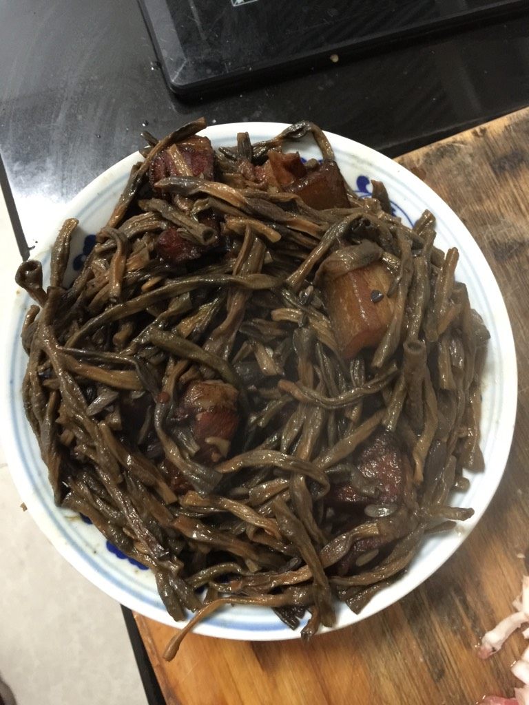 干豆角炖肉,加入切好的干豆角段，翻炒均匀，加入刚好没过豆角的水和盐，大火烧开，小火慢炖至汤汁收干就可以出锅了