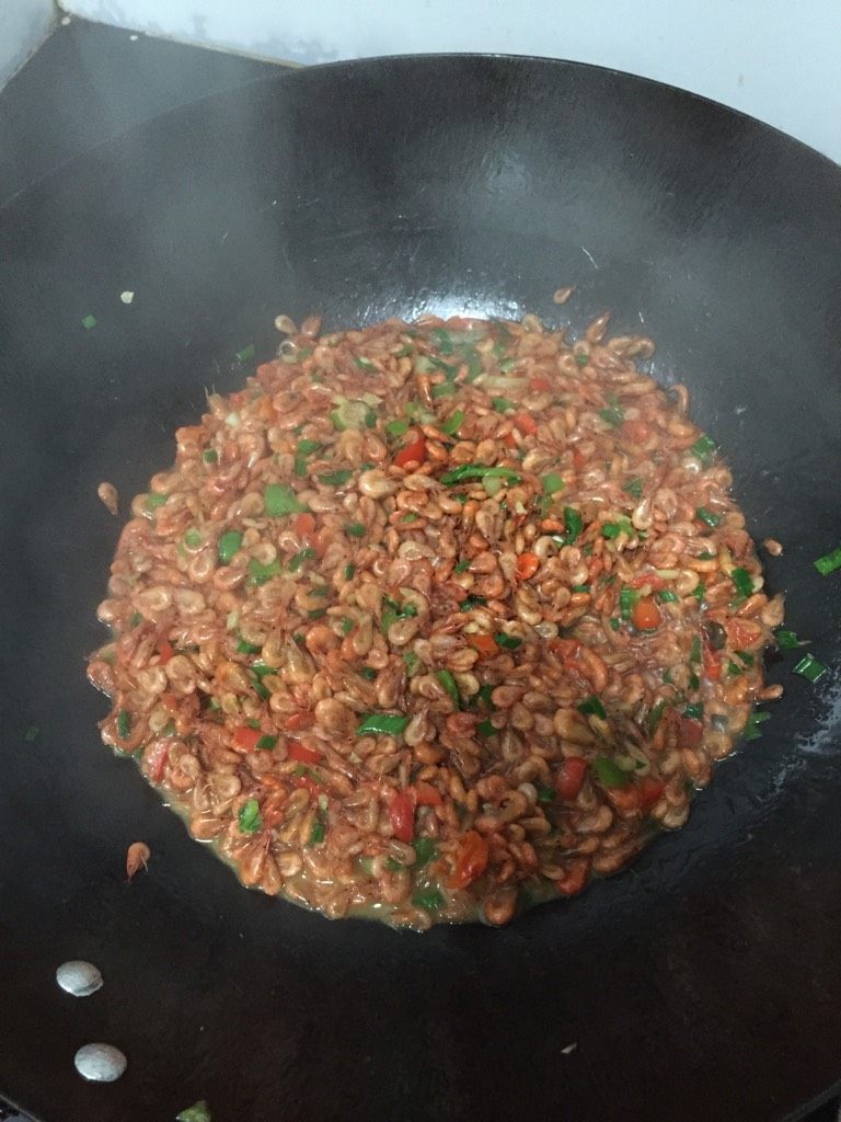 葱香虾米,热锅下油,放入姜丝,蒜粒煸香,虾米和干辣椒同时入锅,翻炒至变色,加入生抽和料酒翻炒,再加入青红椒块,蒜叶和盐一起翻炒均匀