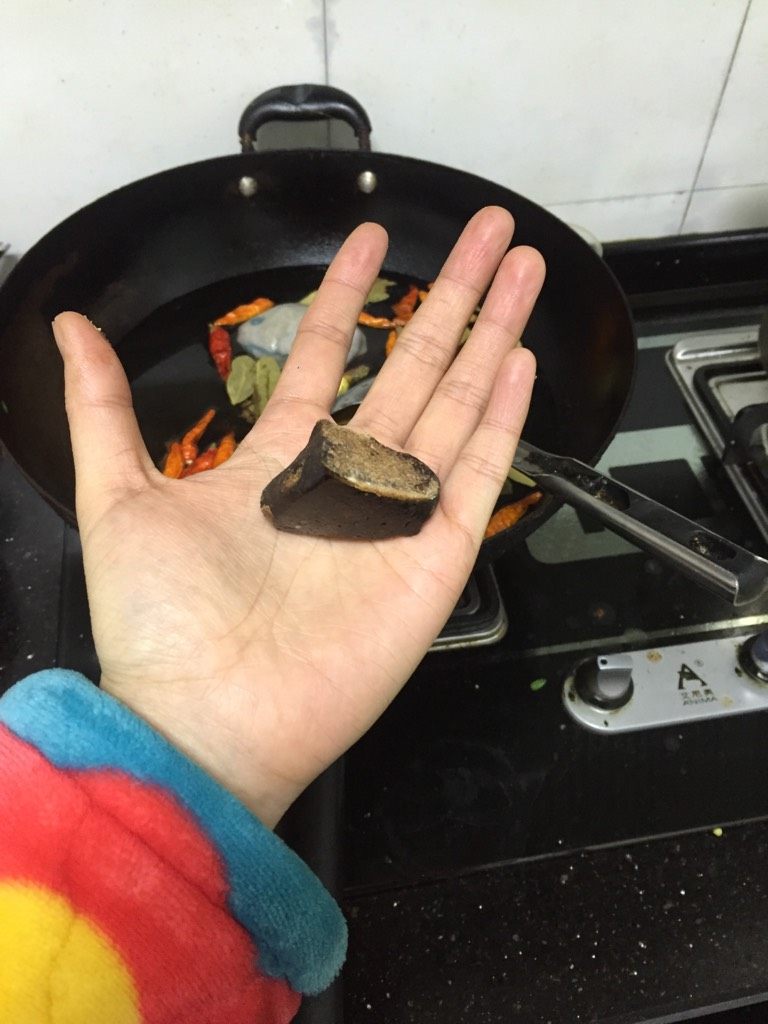 卤猪皮,一定要放红纱糖,提味上色的,如图放4大块