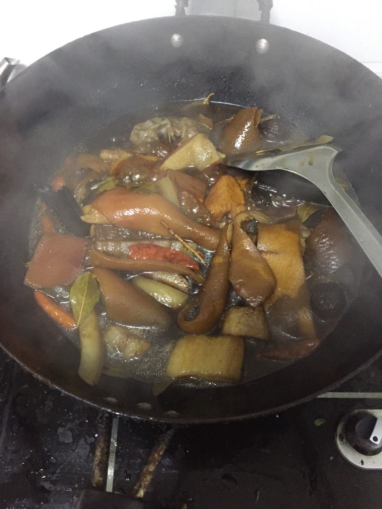 卤猪皮,放各种调味料,盐,酱油,生抽,蚝油,料酒,小火煮40分钟