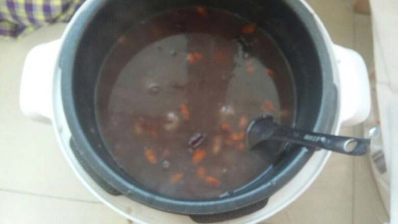 营养杂粮粥,第二天早上把豆和洗好的米,一起放入高压锅煮煲压25分钟,一锅营养粥就出锅了,可以加入一点冰糖粉。特别好吃,营养也丰富