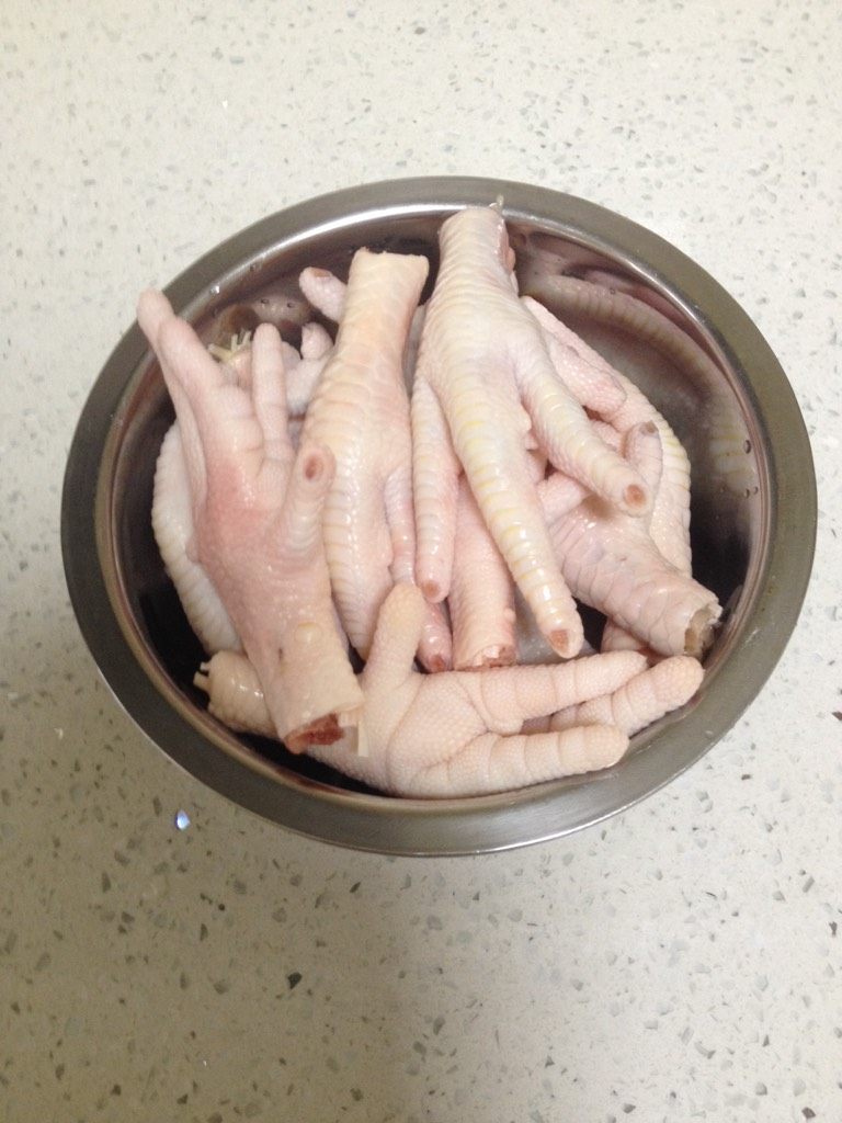 泡椒凤爪,将买回来的<a style='color:red;display:inline-block;' href='/shicai/ 89'>鸡爪</a>减去指甲，洗净备用。<a style='color:red;display:inline-block;' href='/shicai/ 37'>姜</a>去皮切薄片。