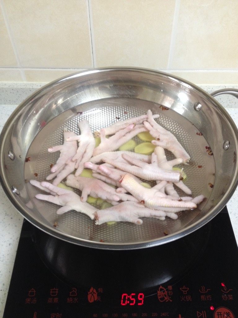泡椒凤爪,冷水下鸡爪，放入姜片，<a style='color:red;display:inline-block;' href='/shicai/ 700'>花椒</a>，煮开后，加两勺料酒，再煮12分钟，捞起鸡爪放入冷水中，反复清洗，一定要把鸡爪上的油脂洗干净。
