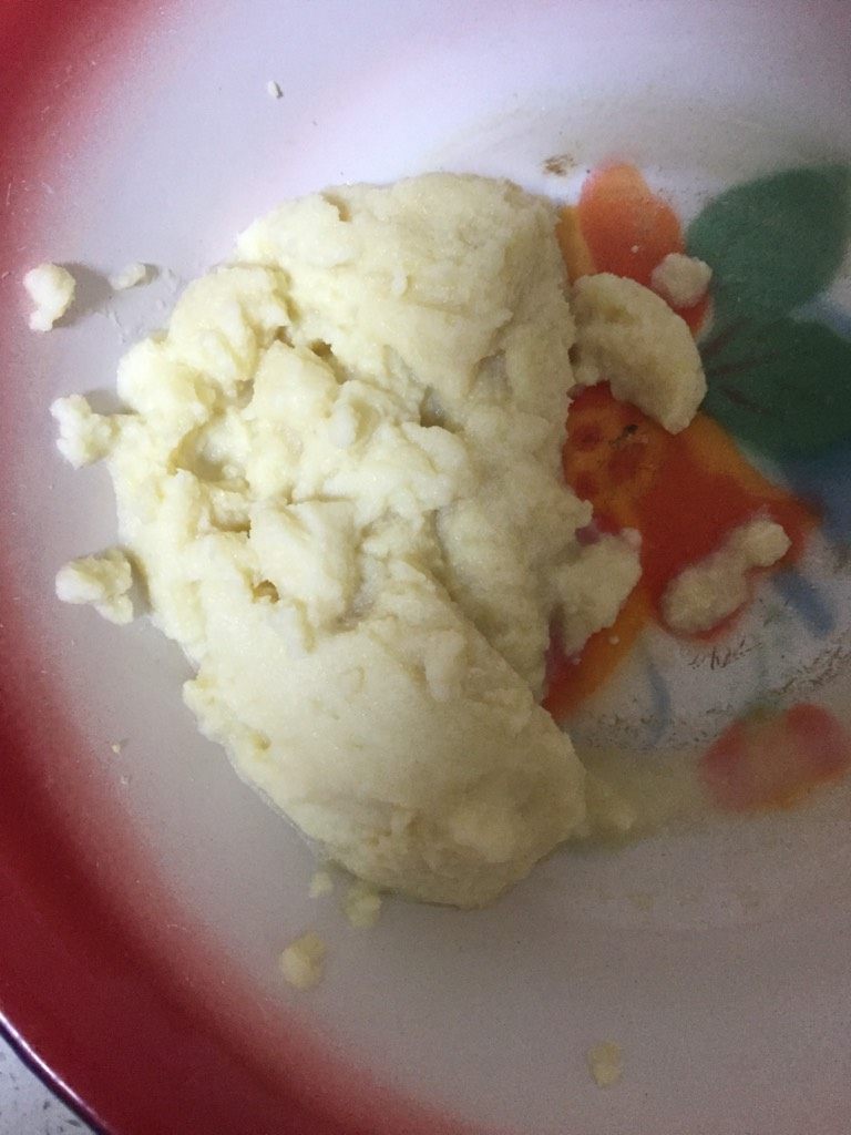 芹菜豆渣饼,先把新鲜豆浆渣放入盘中