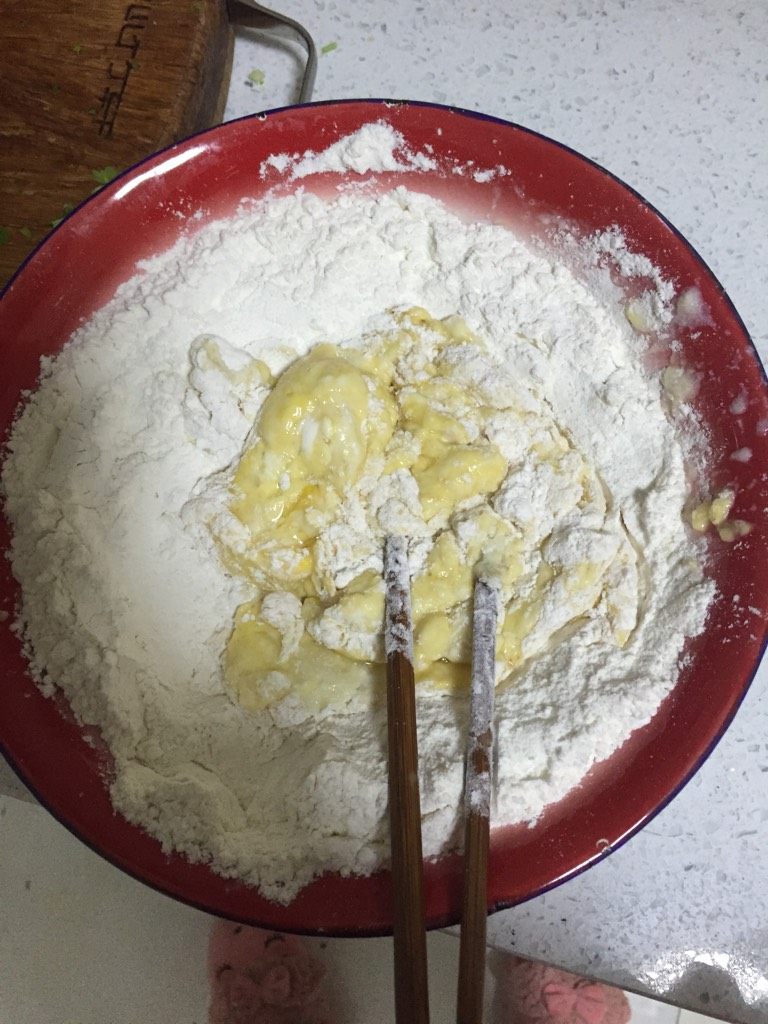 芹菜豆渣饼,倒入适量<a style='color:red;display:inline-block;' href='/shicai/ 519'>面粉</a>，盐，放一点点油