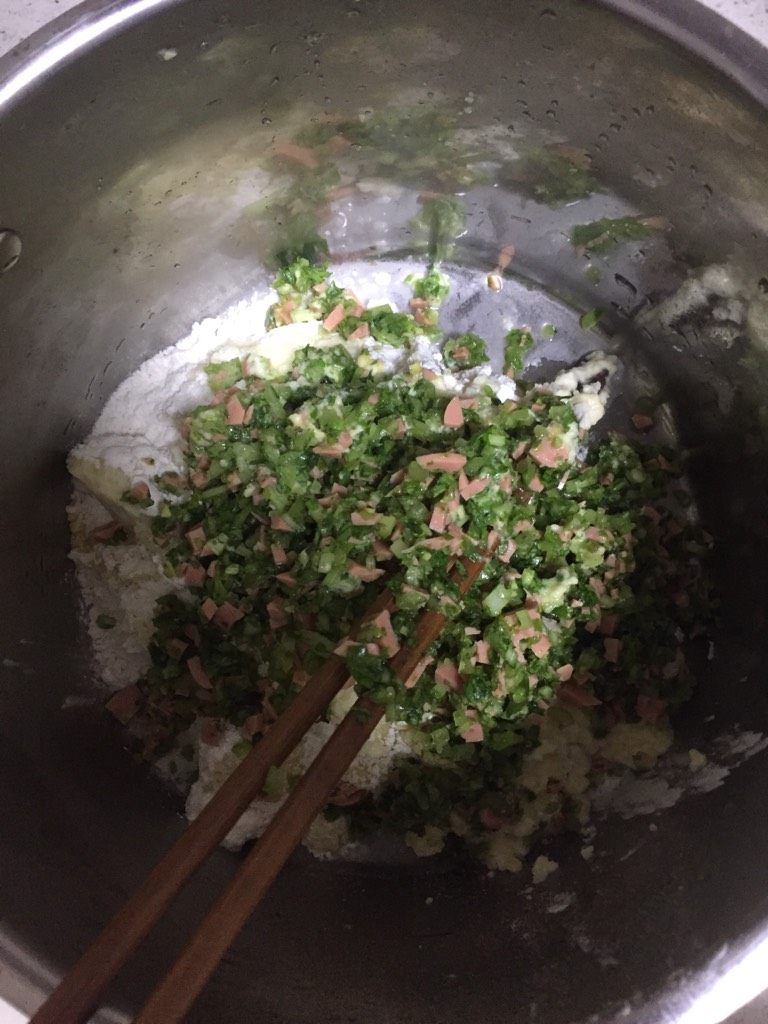 芹菜豆渣饼,把芹菜火腿肠馅倒入面粉中，干了的话加点水，稀了就兑点面，