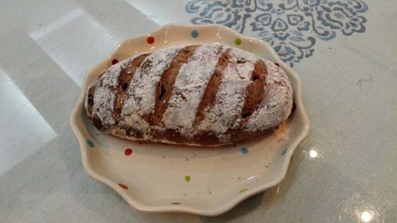 全麦核桃欧包,发酵到大概两倍大，在面团表面喷<a style='color:red;display:inline-block;' href='/shicai/ 156925'>水</a>，筛粉，割包，入预热200度烤箱中下层上下火烤20分钟。出炉立即移到烤网晾凉。