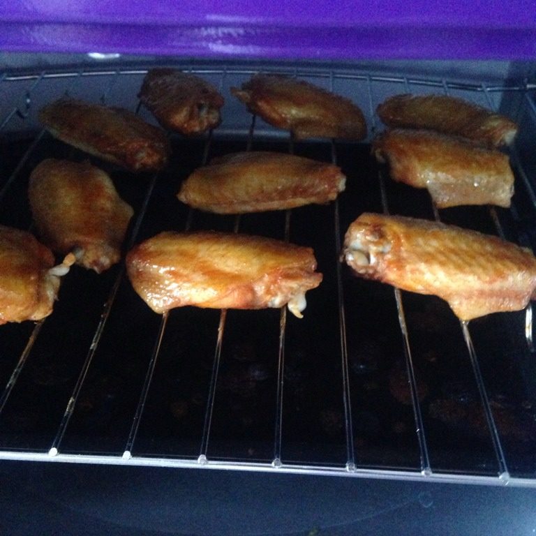 奥尔良烤鸡翅,烤呀烤的又过了10分钟，拿少许<a style='color:red;display:inline-block;' href='/shicai/ 865'>蜂蜜</a>放一小茶匙水调成汁再次刷到鸡翅上，烤完25分钟就可以开吃了