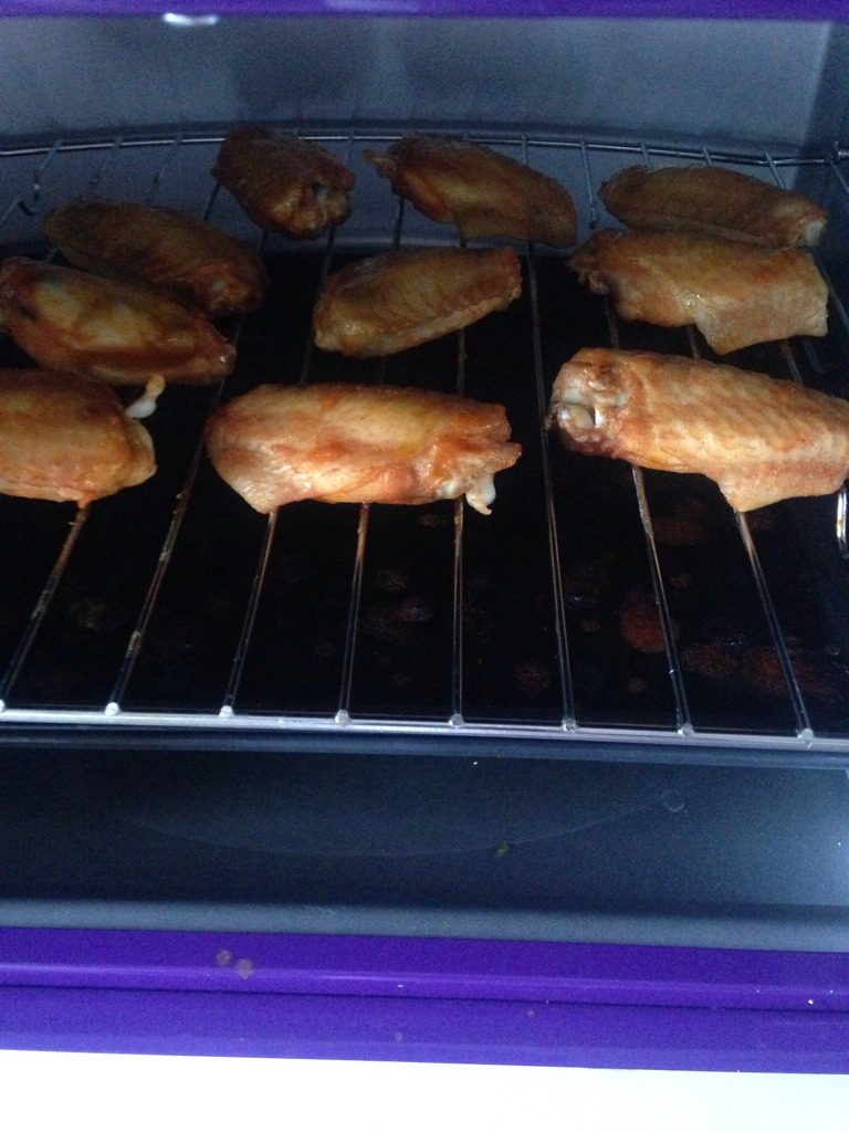 奥尔良烤鸡翅,如图烤过10分钟时刷上腌制鸡翅的料，翻面刷均匀