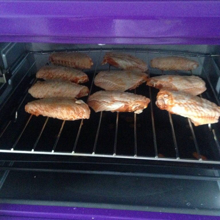 奥尔良烤鸡翅,如图腌制过夜的鸡翅依次摆放在烤架上，上下火200度25分钟，根据自己的烤箱调温