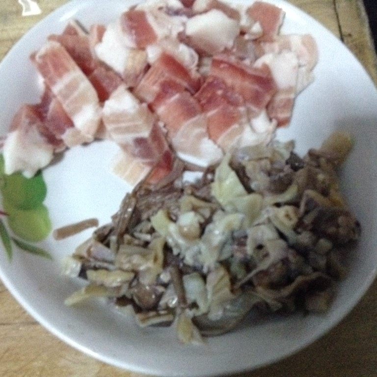 章鱼粥,如图,章鱼和肉切好