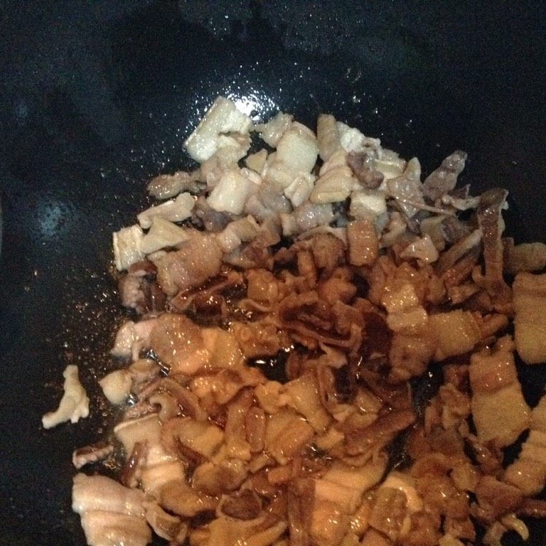章鱼粥,如图,肉炒到有一点出油放入章鱼一起炒