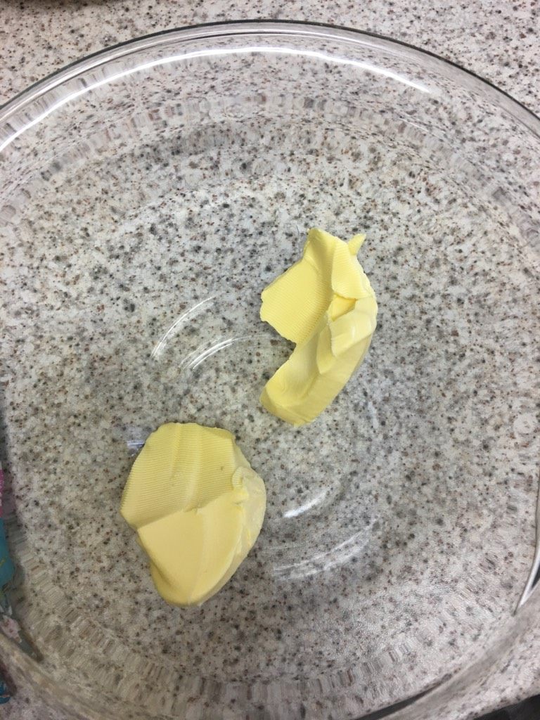 省黄油版玛格丽特饼干,黄油室温软化,鸡蛋煮熟备用