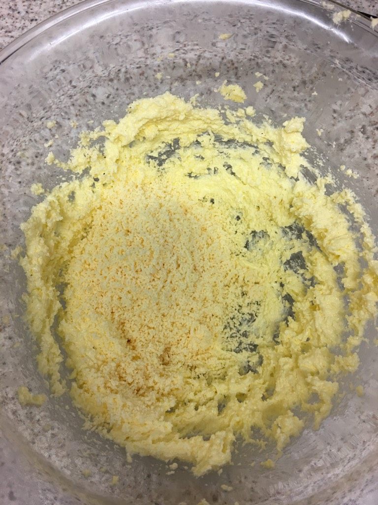 省黄油版玛格丽特饼干,蛋黄剥出,筛入黄油中
