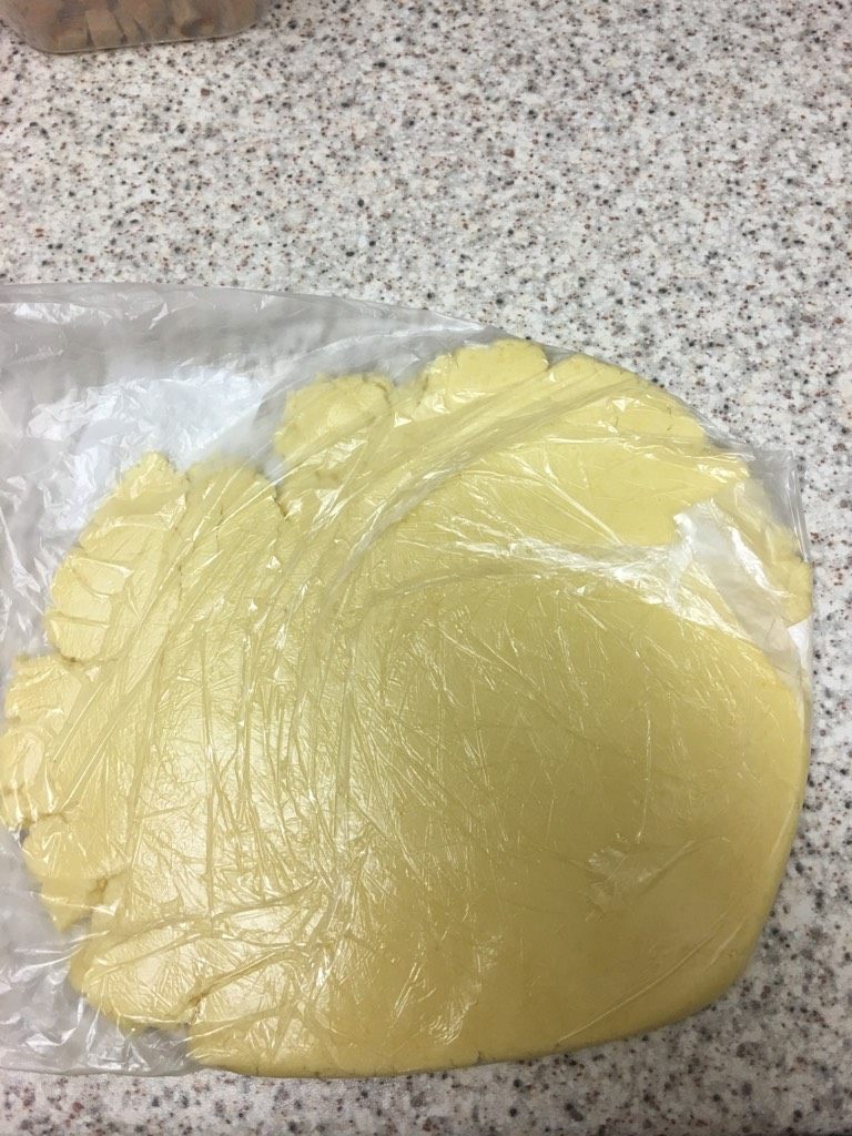 省黄油版玛格丽特饼干,用手捏成面团放入保鲜袋中,按扁放入冰箱冷藏1小时