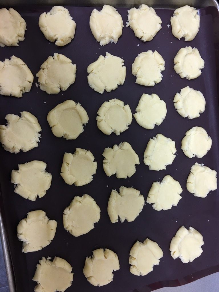 省黄油版玛格丽特饼干,从冰箱取出冷藏好的面团,12克一个揉成小圆球,排入烤盘中,用拇指按出小坑,烤箱预热170度中层15分钟左右