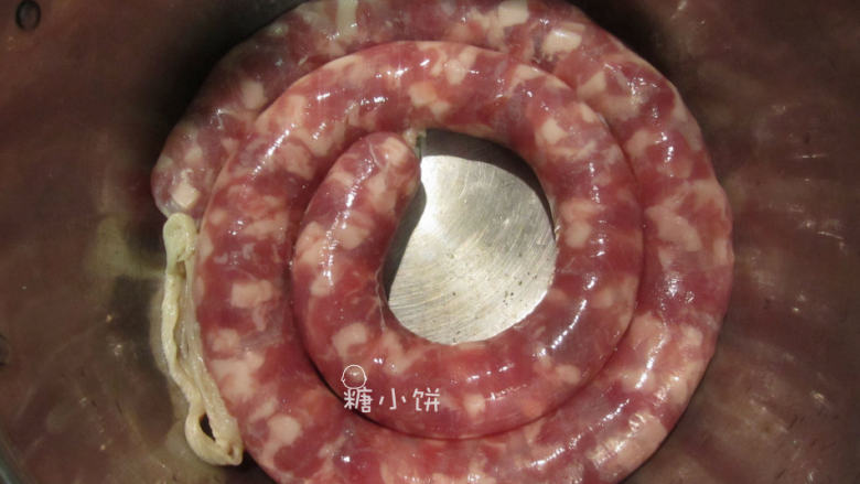 【原香腊肠】闽南风味 ,用漏斗将腌好的肉灌入肠衣中,边塞肉边往下捋,以免肠衣挤爆