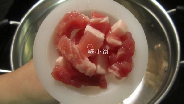 【原香腊肠】闽南风味 ,切好的肉加盐15G，<a style='color:red;display:inline-block;' href='/shicai/ 869'>白砂糖</a>75G和<a style='color:red;display:inline-block;' href='/shicai/ 13422'>高粱酒</a>50G抓匀腌制1-2个小时