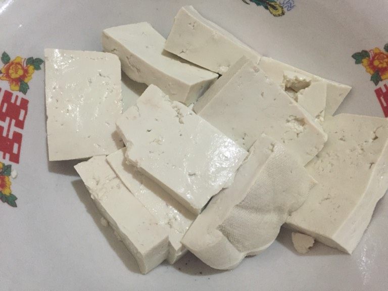 鱼头豆腐汤,如图用清水冲洗两遍豆腐,切成片