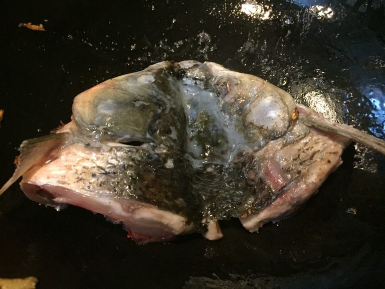 鱼头豆腐汤,如图鱼头用刀剁成相连的两半,入油锅炸至两面金黄