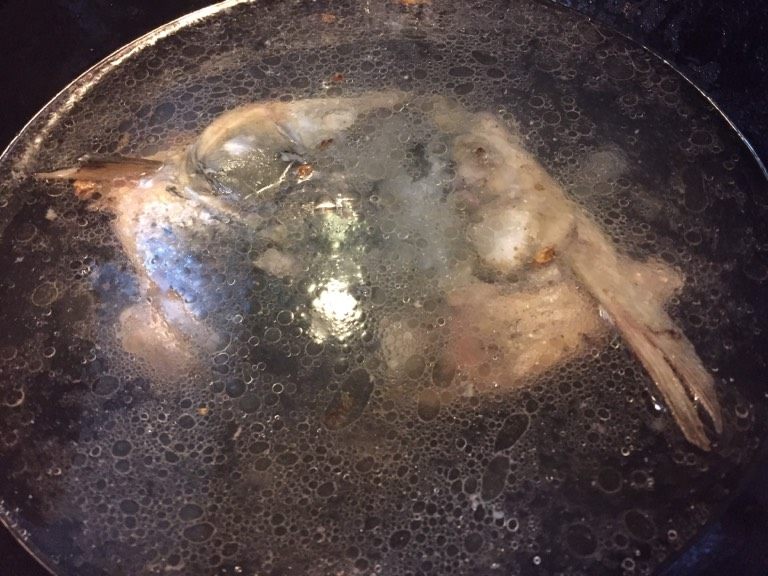 鱼头豆腐汤,如图加入适量热水,倒入砂锅中,大火烧开