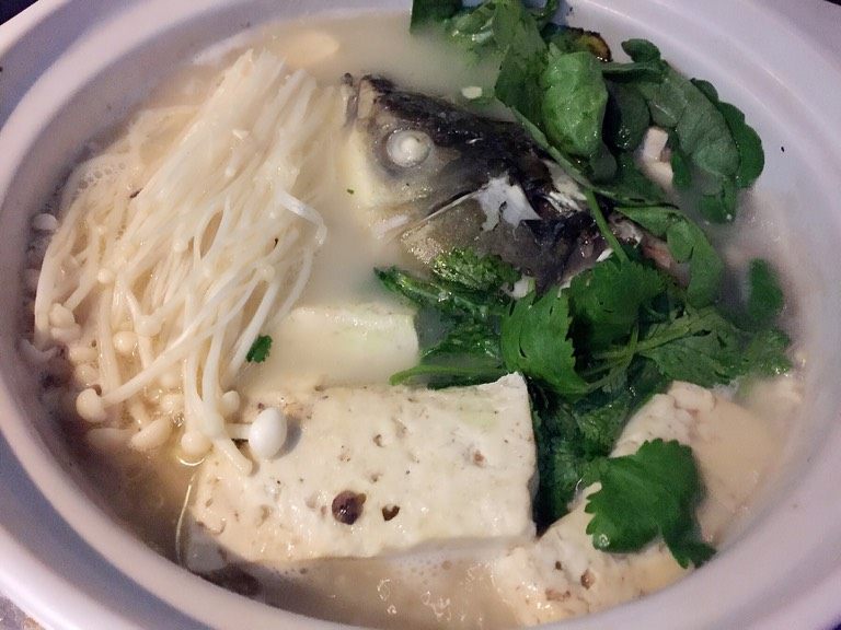鱼头豆腐汤,如图加入自己喜欢的青菜味道棒棒哒。