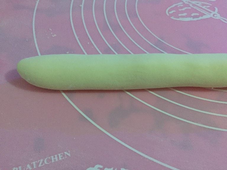 懒猫馒头,如图发酵好的面团揉匀排气,揉成长条