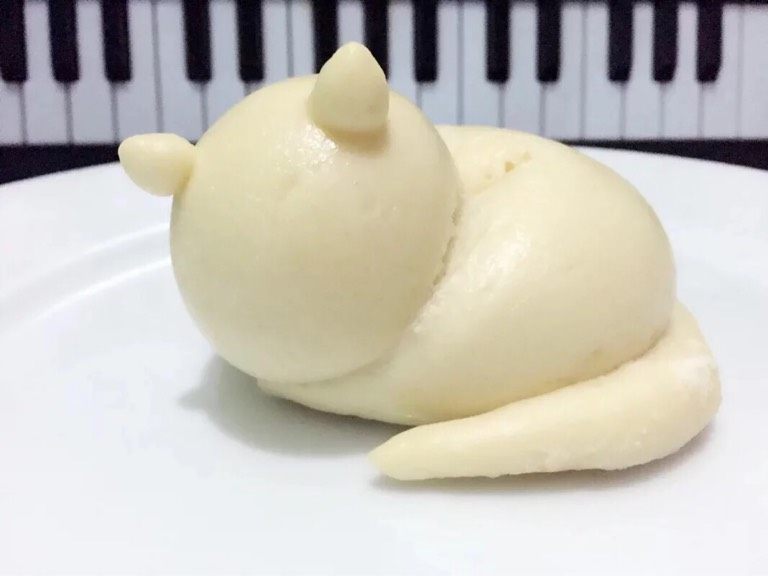 懒猫馒头,如图装好耳朵,醒二十分钟,热水上锅蒸15-20分钟